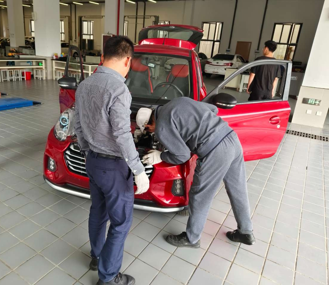 【杭州技师学院】浙江公路技师学院师生合作改造实训车，提升专业技能，助力工学一体化教学