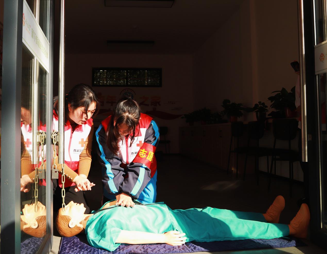 【杭州技师学院】浙江公路技师学院联合东岳社区组织开展入团积极分子“三献三救”志愿服务活动