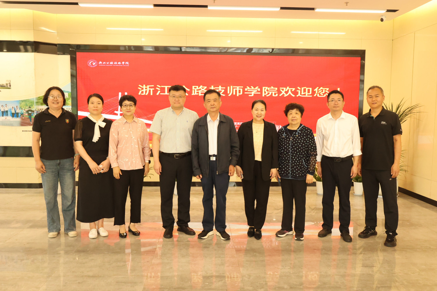 中国职工教育和职业培训协会耿文清会长一行莅临学院考察指导